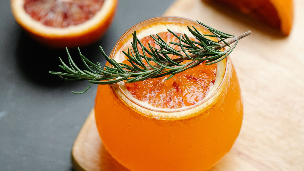 Alkoholfreier Spritz mit Blutorange und Rosmarin