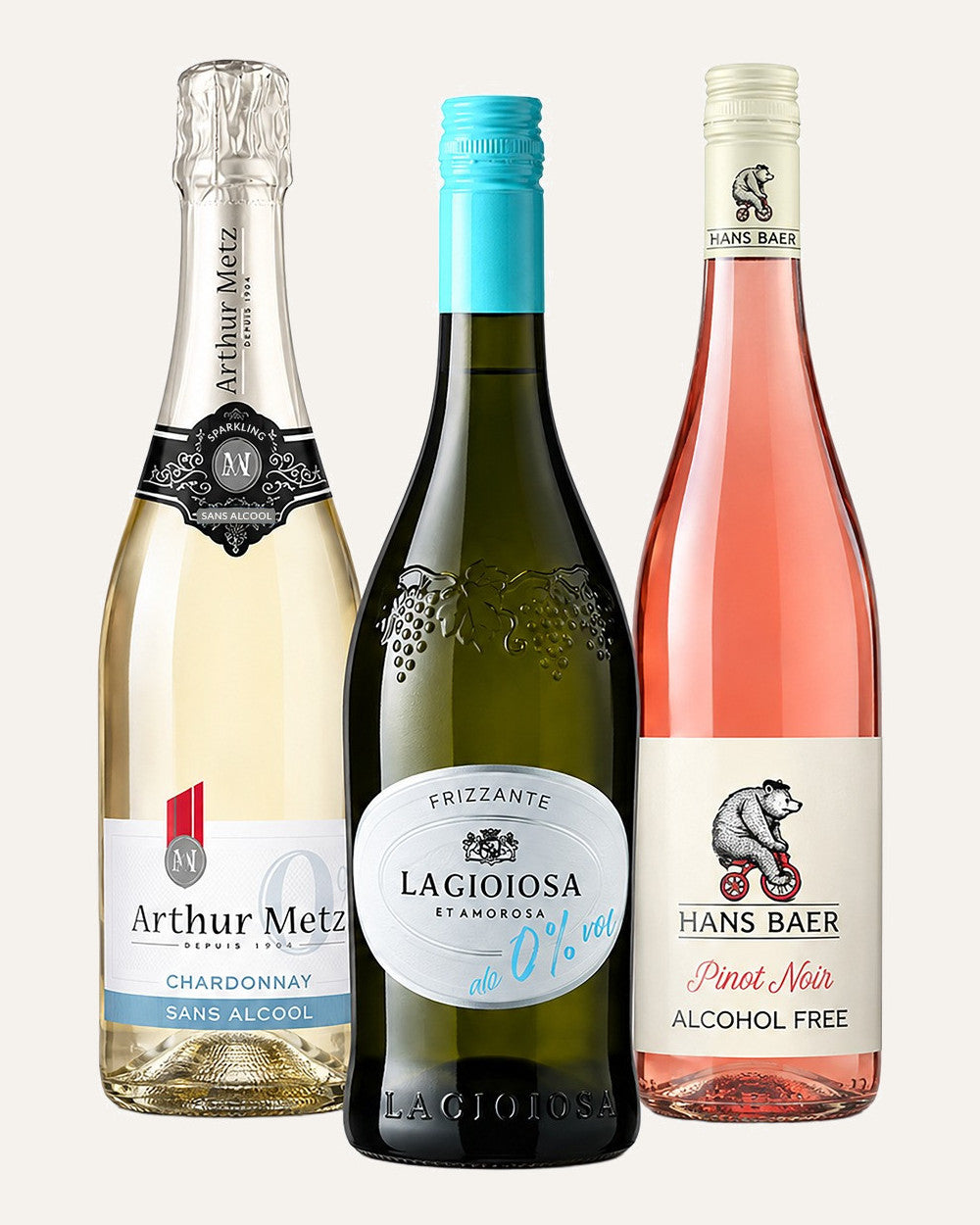 Drei alkoholfreie Flaschen: Arthur Metz Chardonnay 0 %, La Gioiosa Frizzante 0 % und Hans Baer Pinot Noir alkoholfrei