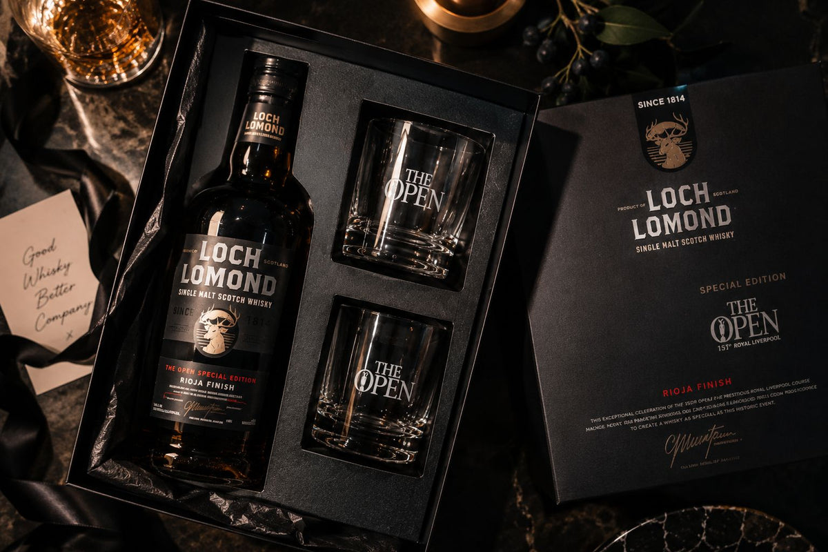 Loch Lomond Single Malt Geschenkset mit zwei Gläsern in schwarzer Box auf dunklem Marmor