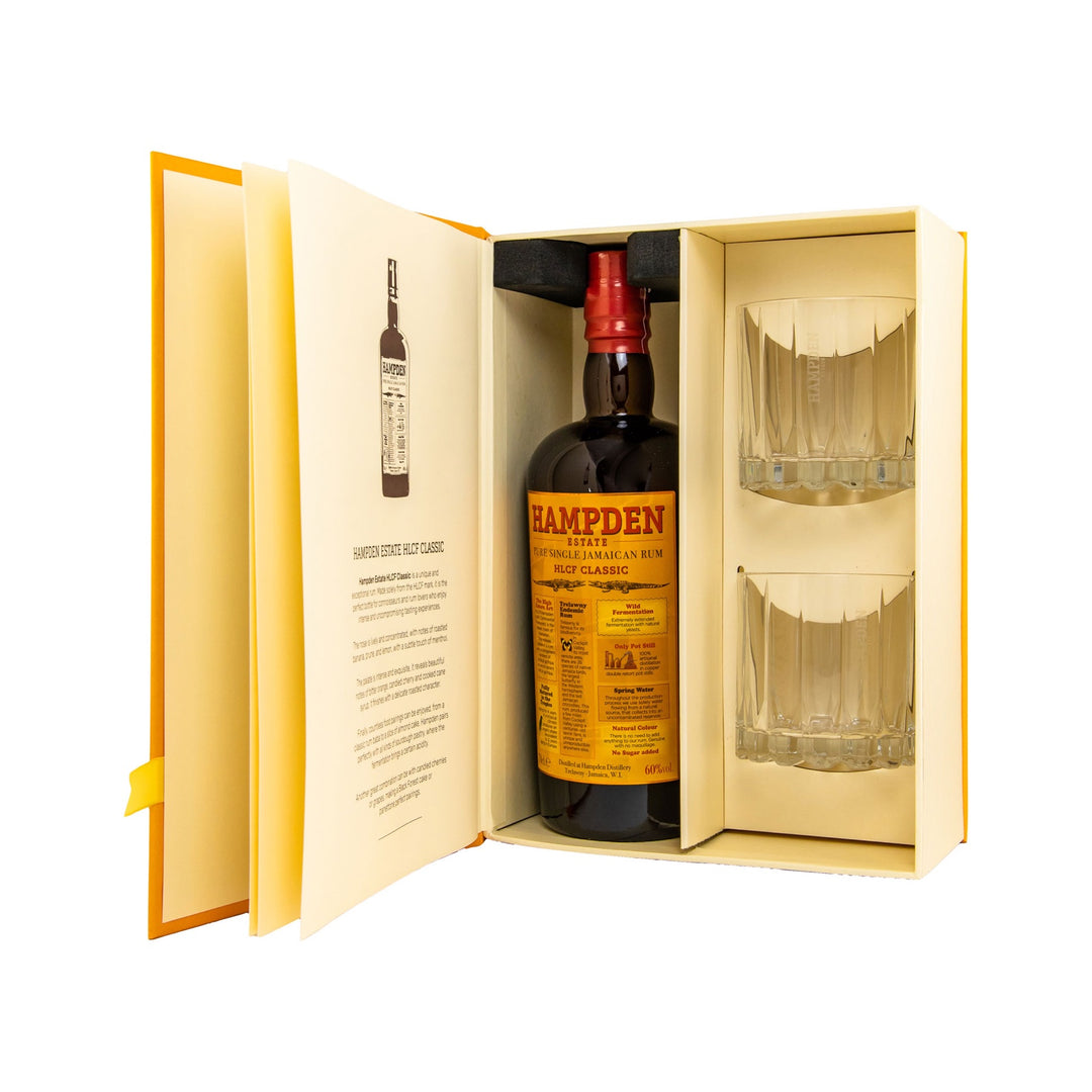 Hampden Estate HLCF Classic Rum in der aufgeklappten Geschenkbox mit zwei Gläsern