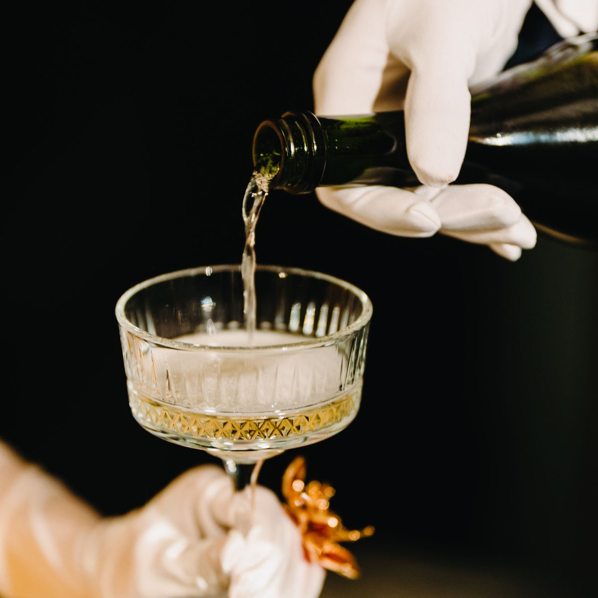 Bubbles – Champagner wird in eine Schale eingeschenkt