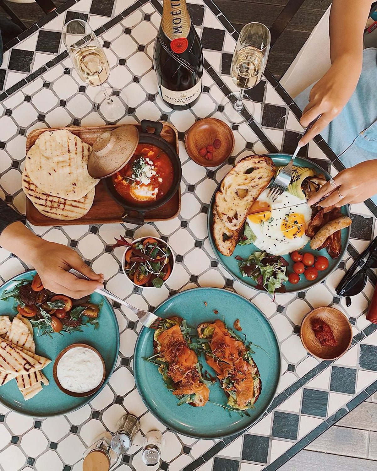 Zum Essen – gedeckter Tisch mit Champagner